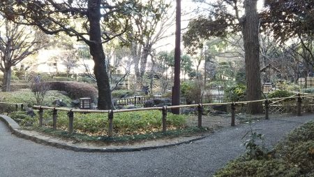 横浜公園内の小径