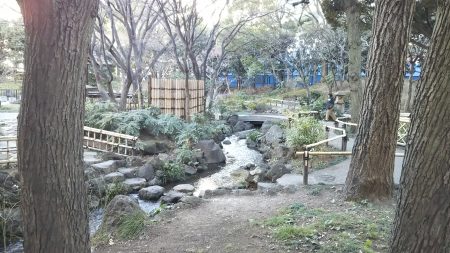 横浜公園内の小径