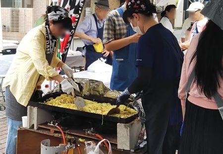 焼そば焼いてる