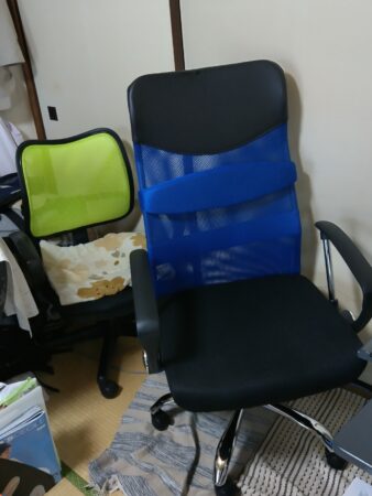新旧の椅子